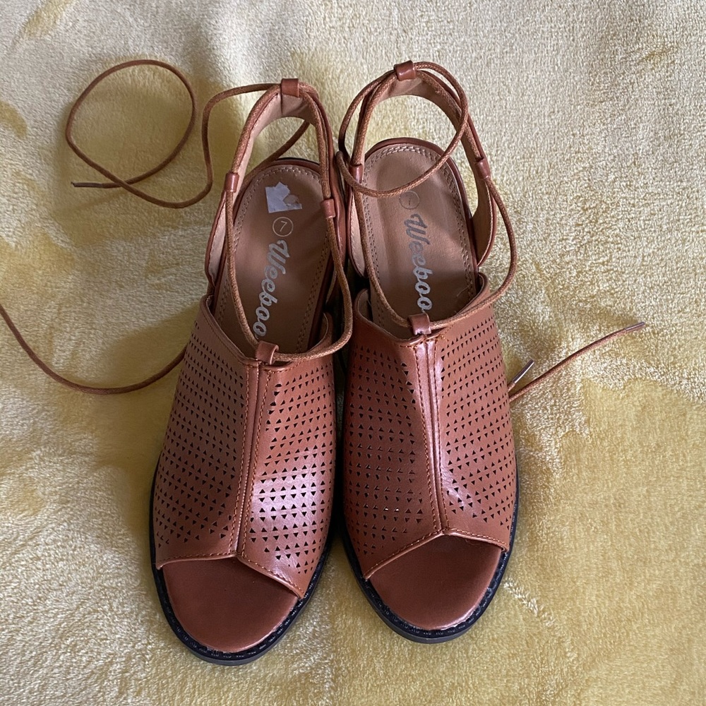 NWOT Weeboo brand heeled, sling back